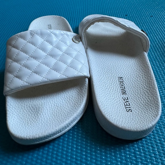 Steve Madden white quilted design sandals, slides - Picture 3 of 4